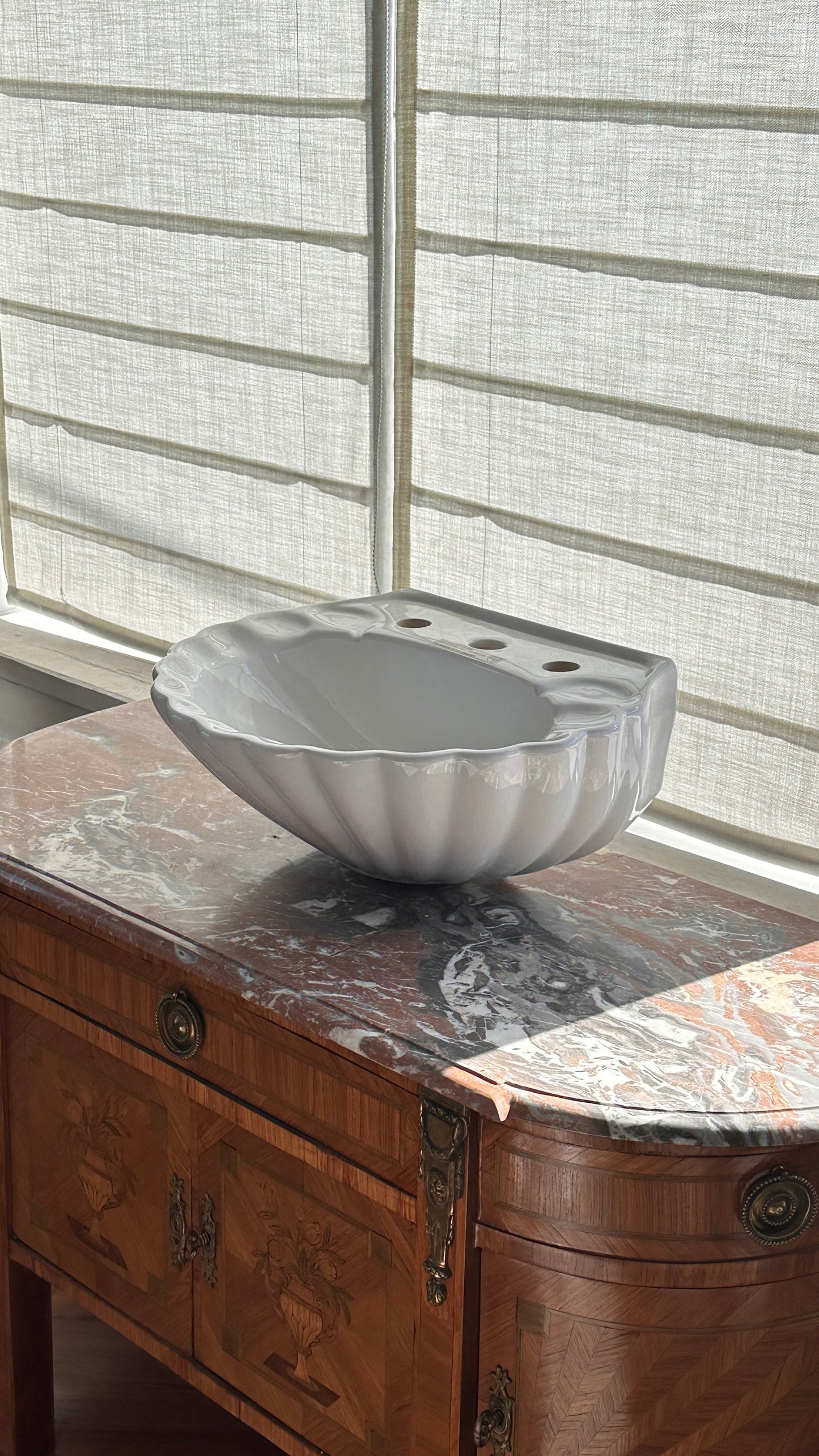 Shell Shaped Wall Mount Sink